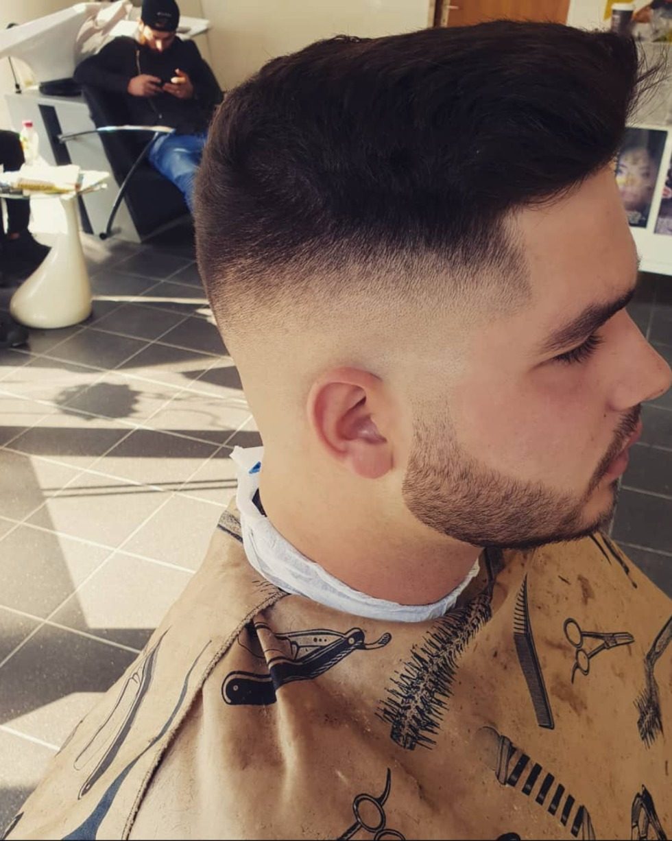 Quiff mit Skin Fade