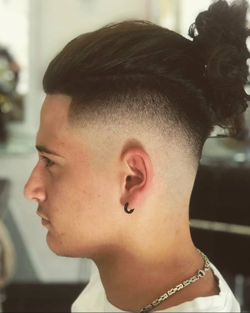 Man Bun mit Drop Fade